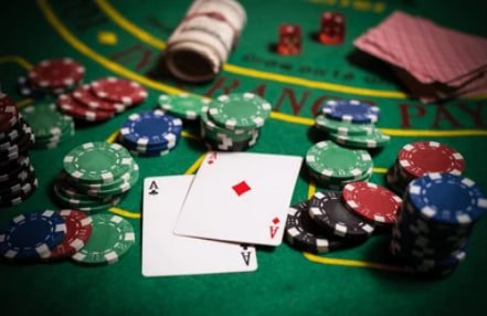 Notifikasi push dari aplikasi bandungtoto menunjukkan penawaran bonus mingguan dan hasil pertandingan Liga 1 secara real-time